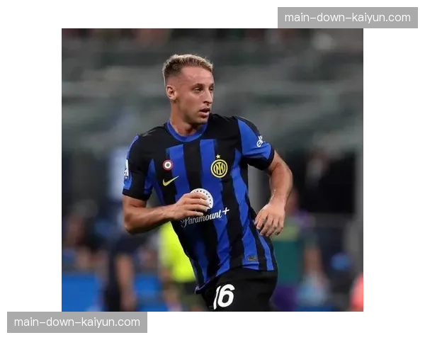 特写：绝杀后，博洛尼亚小将弗格森与看台上父亲隔空相指