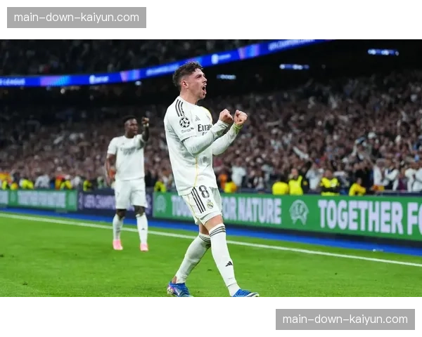 特写镜头：巴尔韦德右路突破后送出贴地传中，哈兰德抢点一蹴而就